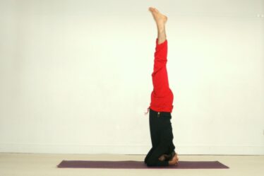 posture de yoga inversée