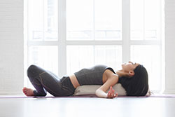 Posture avec bolster de yoga pour la relaxation