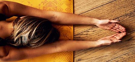 Comment choisir son tapis de yoga en fonction de l'endroit de pratique ? (maison, cours, voyage)