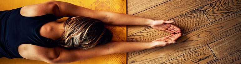 Comment choisir son tapis de yoga en fonction de l'endroit de pratique ? (maison, cours, voyage)