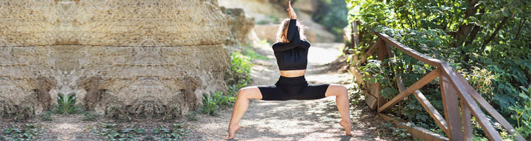 Posture yoga de la déesse pour l'équilibre